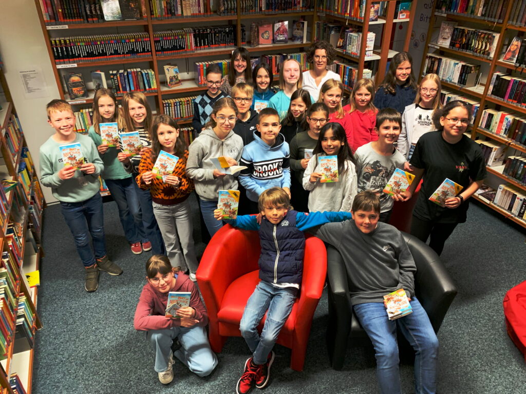 Zur Übergabe der Bücher begrüßte Frau Hügel die Klasse 5b in der GTO-Bibliothek.