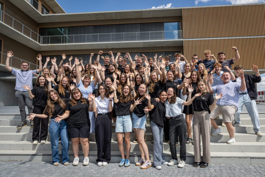Abiturienten und Abiturientinnen nach dem mündlichen Abitur