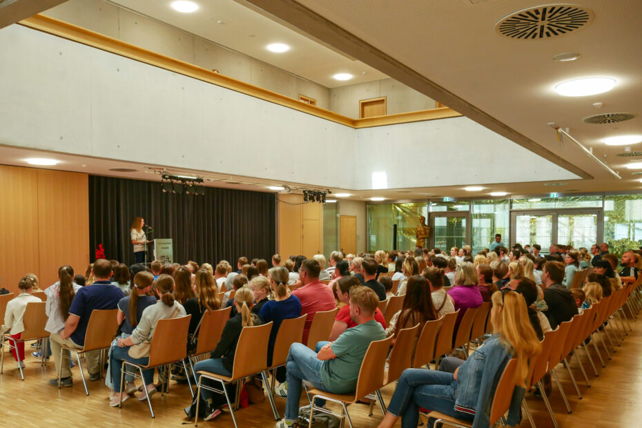 Aula mit Eltern, Schüler und Schulleiterin beim Kennenlern-Nachmittag