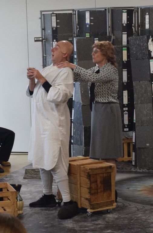 Szene aus dem Theaterstück "Der zerbrochene Krug"