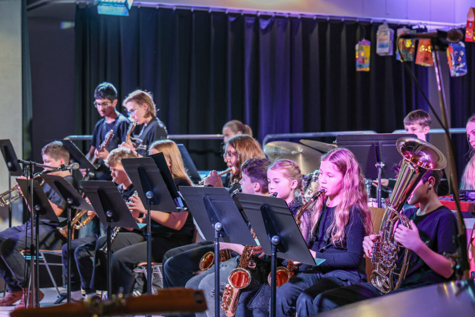 Die Schülerinnen und Schüler des GTOs musizieren beim Weihnachtskonzert
