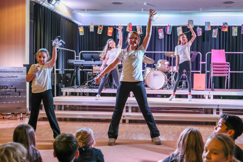Die Schülerinnen und Schüler des GTOs musizieren beim Weihnachtskonzert