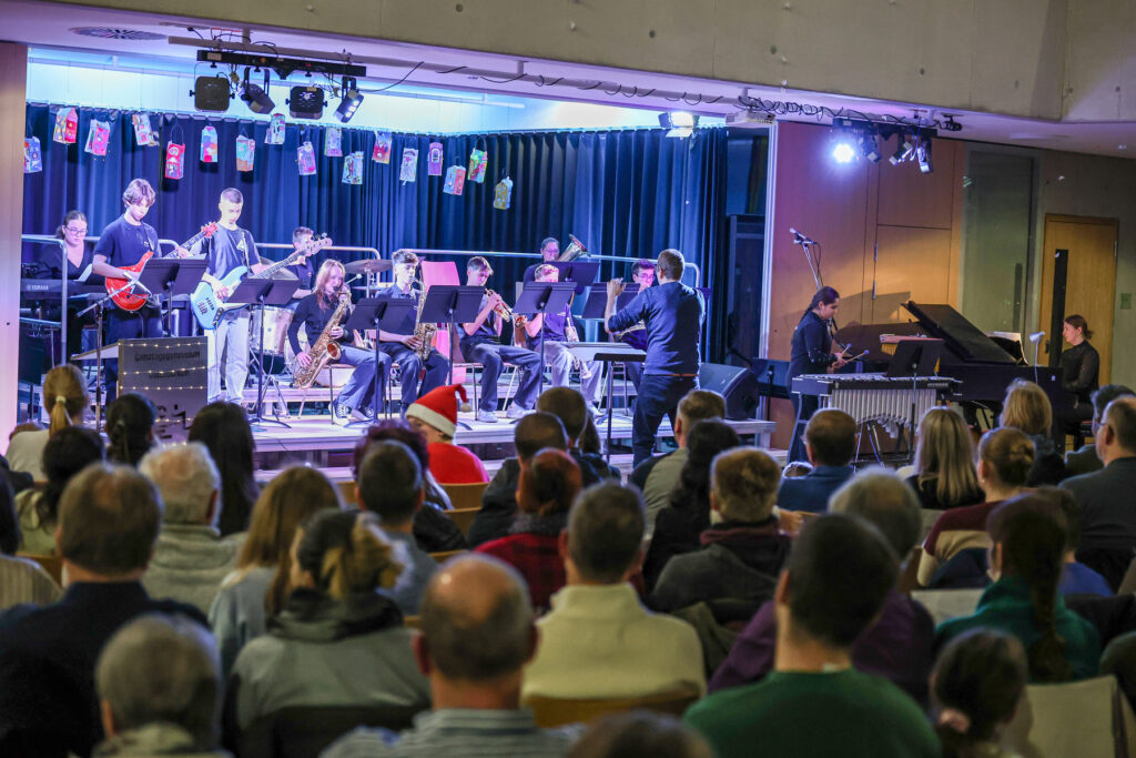 Die Schülerinnen und Schüler des GTOs musizieren beim Weihnachtskonzert