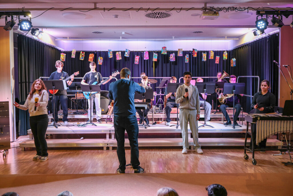 Die Schülerinnen und Schüler des GTOs musizieren beim Weihnachtskonzert