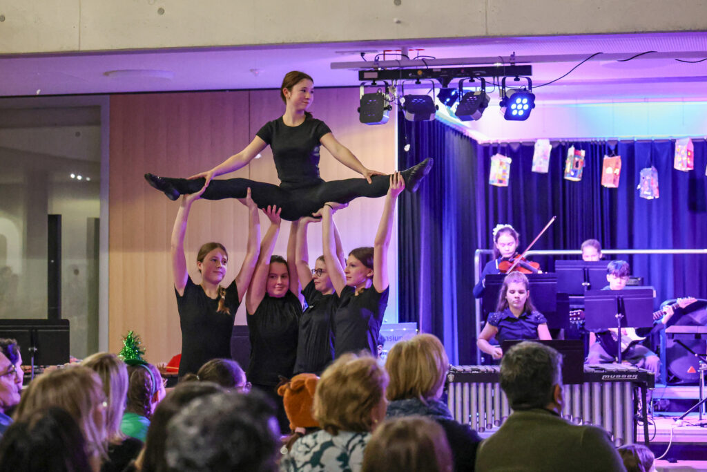 Die Schülerinnen und Schüler des GTOs musizieren und tanzen beim Weihnachtskonzert