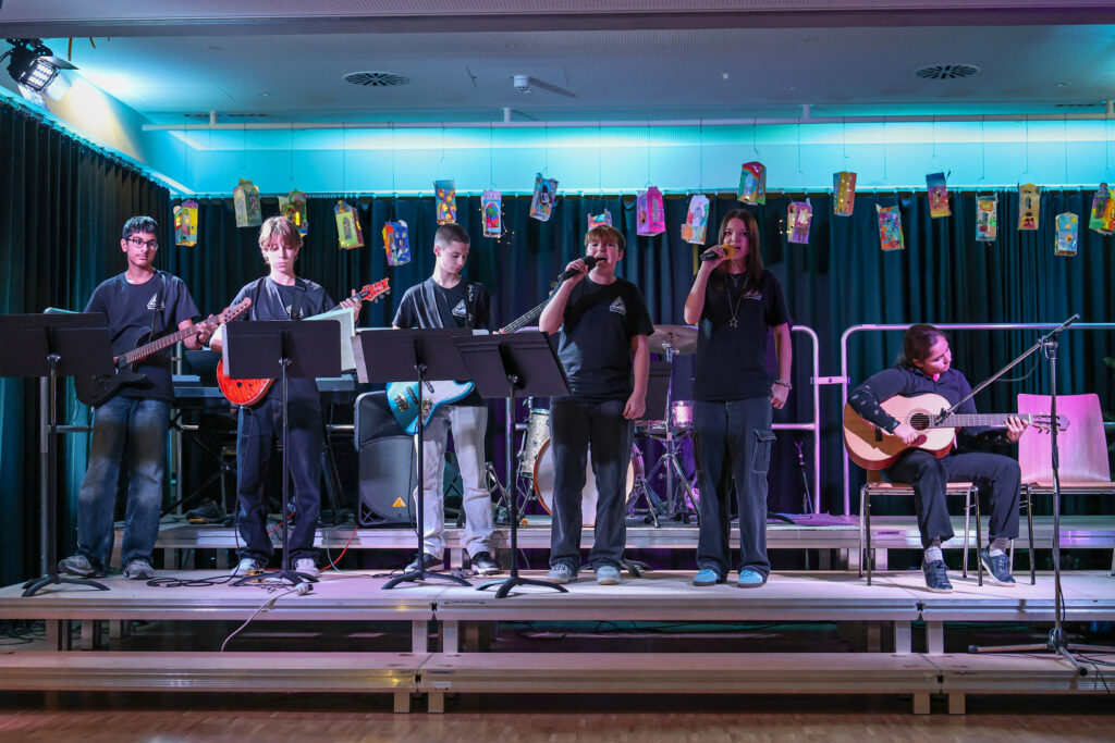 Die Schülerinnen und Schüler des GTOs musizieren beim Weihnachtskonzert