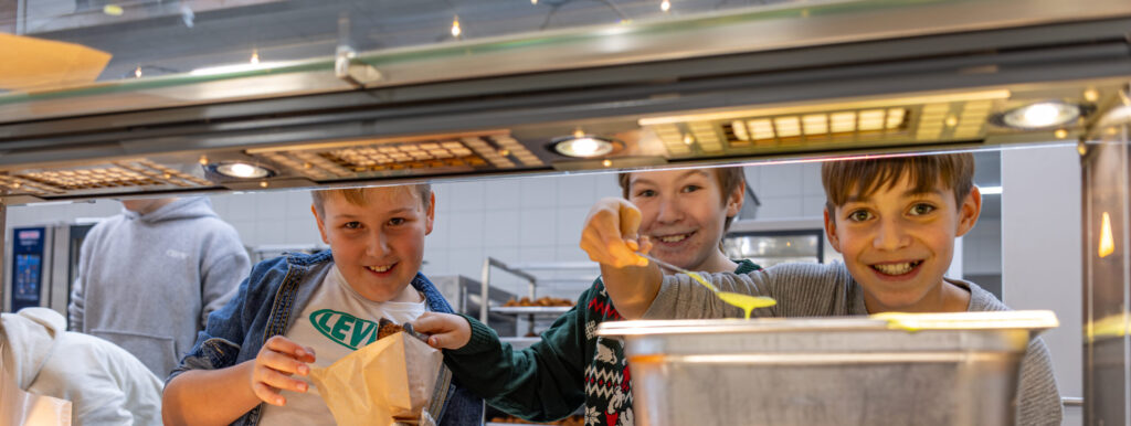 Bild des GTO-Weihnachtsmarkts: Verkaufsstand mit Kindern