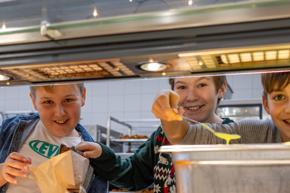 Bild des GTO-Weihnachtsmarkts: Verkaufsstand mit Kindern
