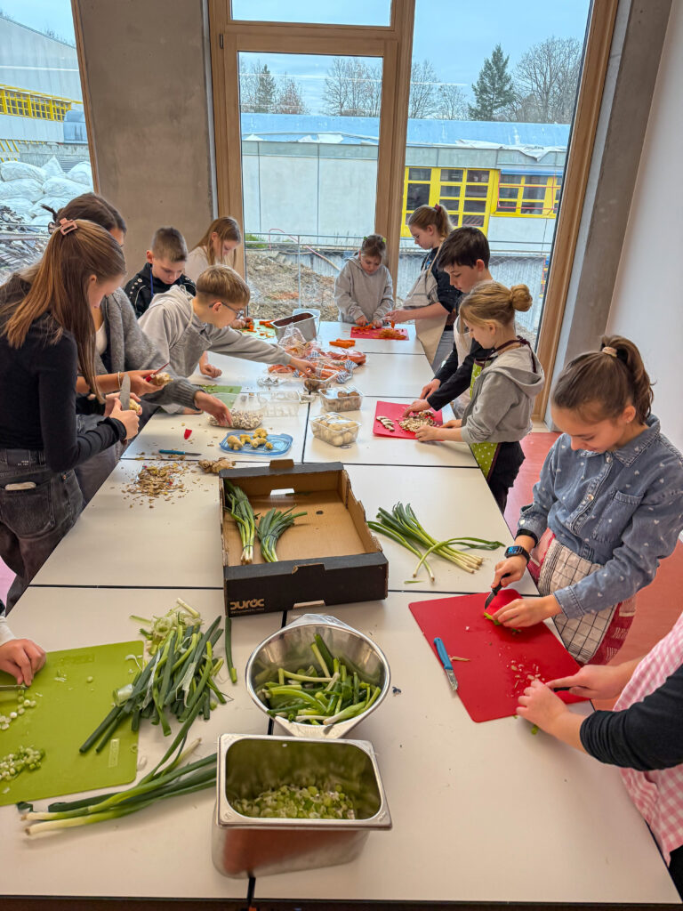 Bild des GTO-Weihnachtsmarkts: alle helfen bei der Vorbereitung eines Standes