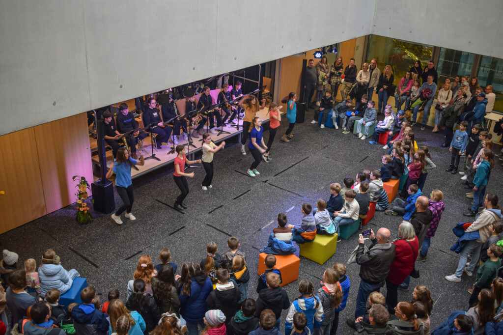 Schülerinnen und Schüler der 4. Klassen besichtigen das Ganztagsgymnasium Osterburken am Informationstag 2026