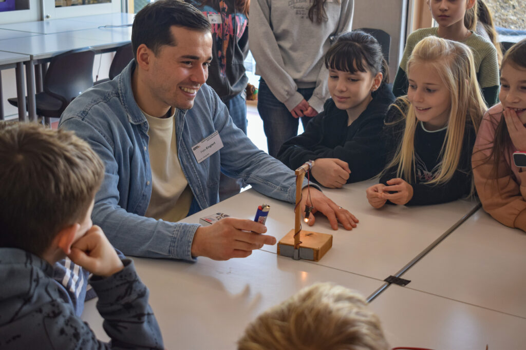 Schülerinnen und Schüler der 4. Klassen besichtigen das Ganztagsgymnasium Osterburken am Informationstag 2026