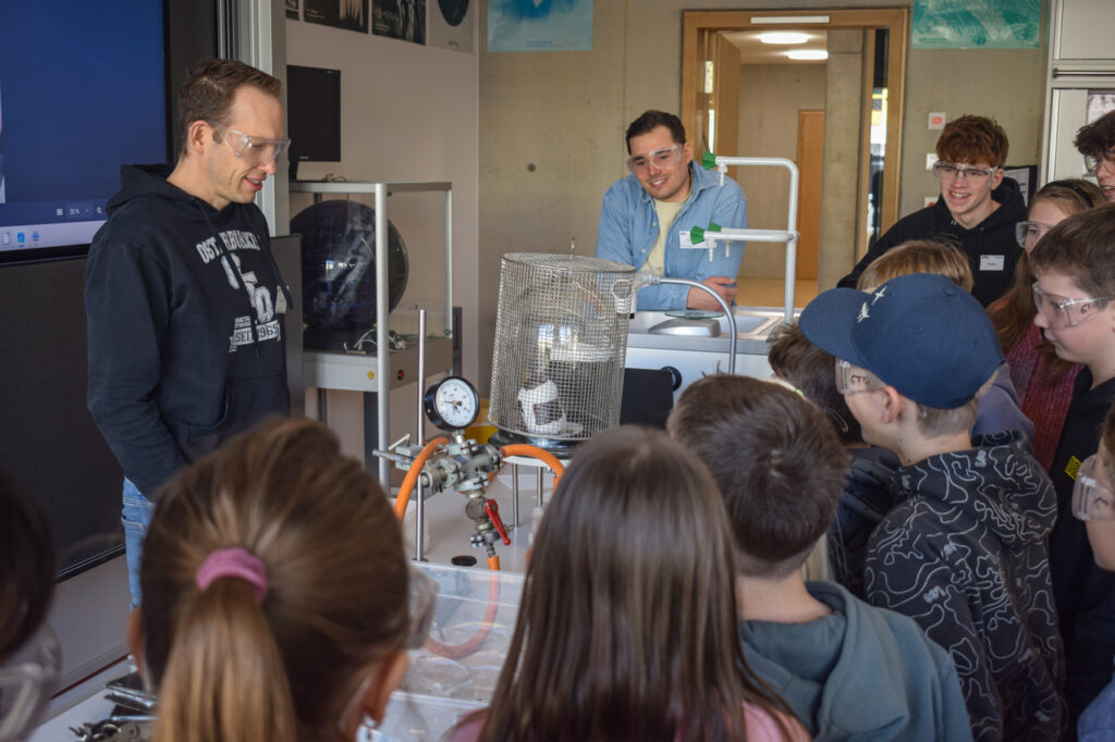 Schülerinnen und Schüler der 4. Klassen besichtigen das Ganztagsgymnasium Osterburken am Informationstag 2026