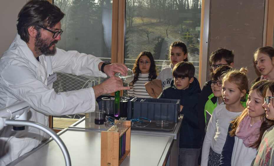 Schülerinnen und Schüler der 4. Klassen besichtigen das Ganztagsgymnasium Osterburken am Informationstag 2026