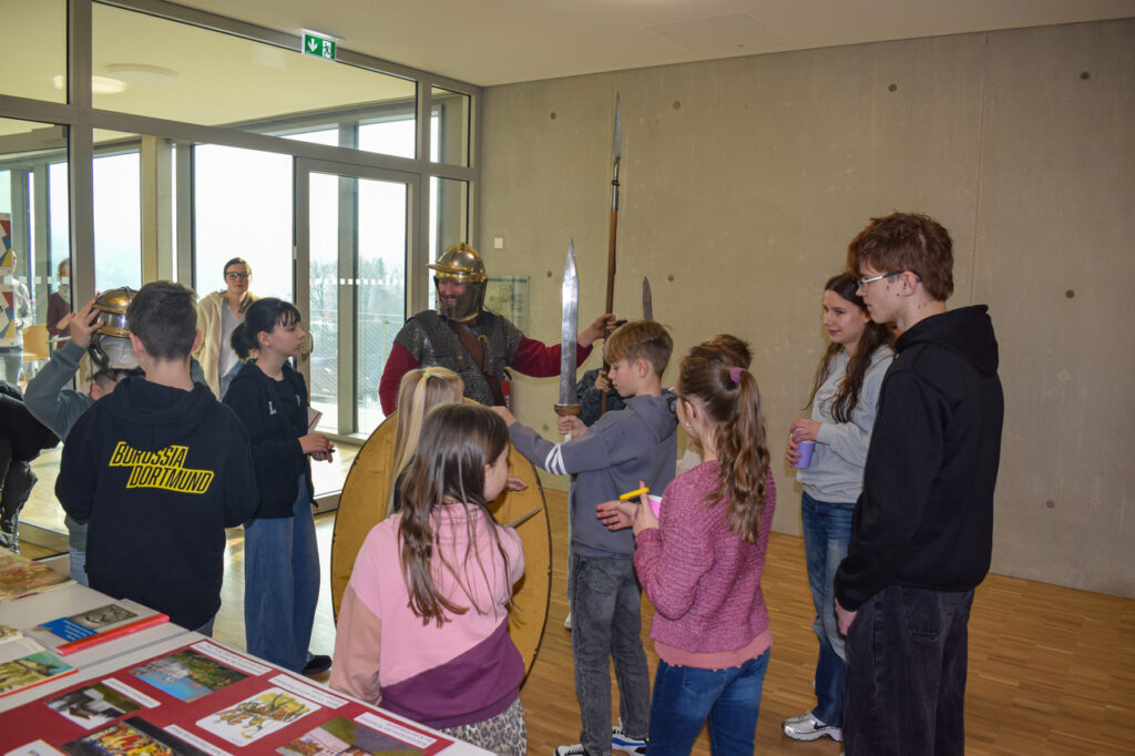 Schülerinnen und Schüler der 4. Klassen besichtigen das Ganztagsgymnasium Osterburken am Informationstag 2026