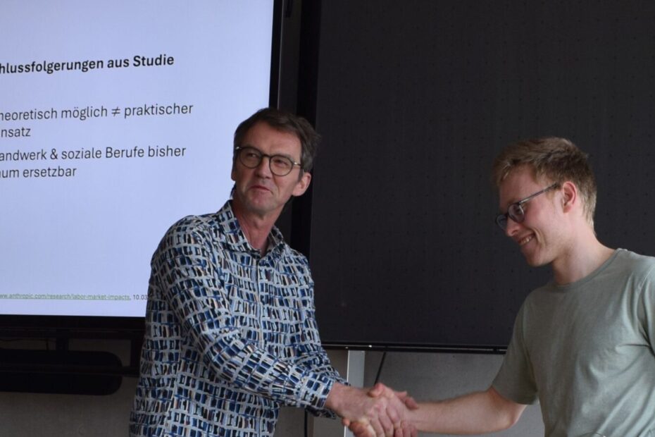 OStD Fischer bedankt sich bei dem Referenten Olaf Dünkel