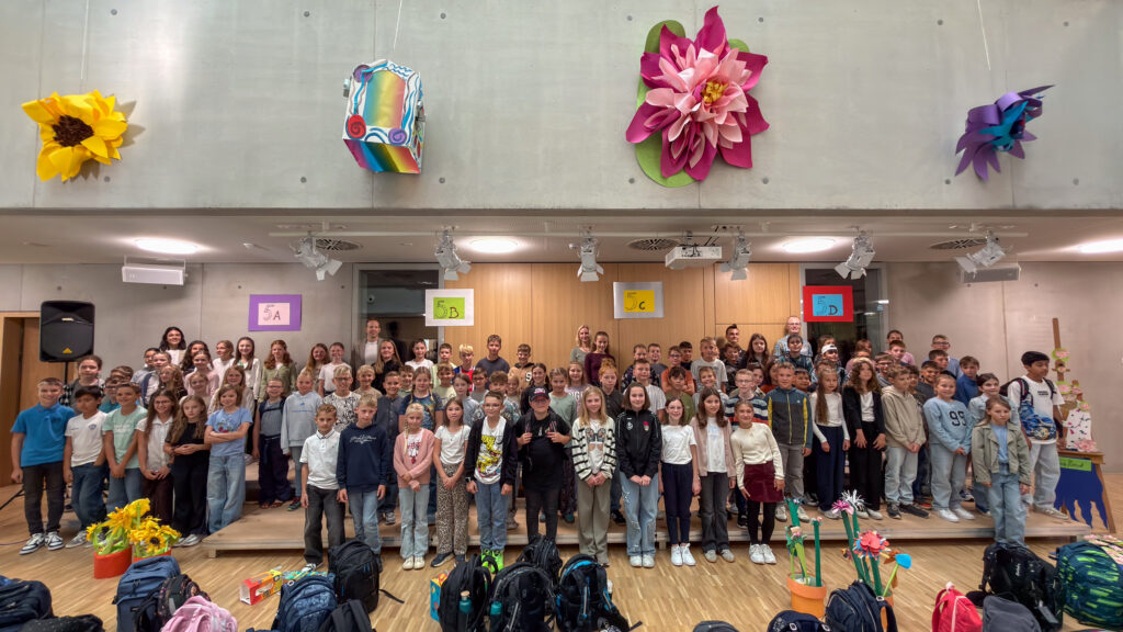 Bild der Schülerinnen und Schüler der 5. Klassen des Jahrgangs 2026/2027 bei der Einschulung