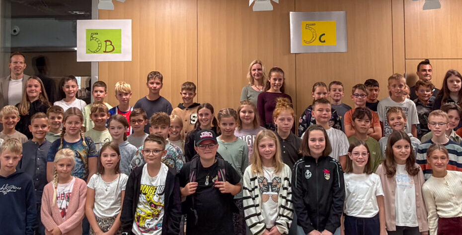 Bild der Schülerinnen und Schüler der 5. Klassen des Jahrgangs 2026/2027 bei der Einschulung