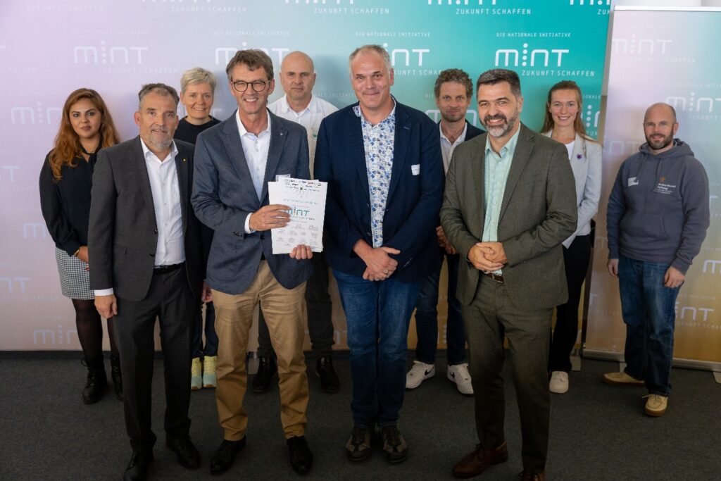 Freude in Karlsruhe: Joachim Fischer (Zweiter von links), Abteilungsleiter am GTO, und Multimediabeauftragter Jens Schwingel (Zweiter von rechts) nehmen im Audimax der DHBW die Auszeichnung von Stefan Küpper (links) und Ministerialdirektor Manuel Geiger (rechts) entgegen. Foto: Frank Eppler