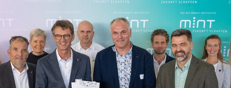 Freude in Karlsruhe: Joachim Fischer (Zweiter von links), Abteilungsleiter am GTO, und Multimediabeauftragter Jens Schwingel (Zweiter von rechts) nehmen im Audimax der DHBW die Auszeichnung von Stefan Küpper (links) und Ministerialdirektor Manuel Geiger (rechts) entgegen. Foto: Frank Eppler